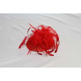 Tocado en base de sinamay y plumas variadas en Rojo