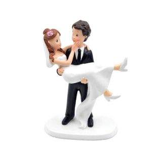 Figura de novios de 17x13 cm para la tarta, con novia en brazos