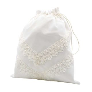 Limosnera de tela blanca con encaje para novias. Muy amplia y elegante